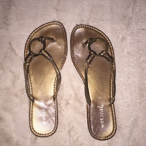 Gold ring flip-flop sandals - Picture 2 of 3